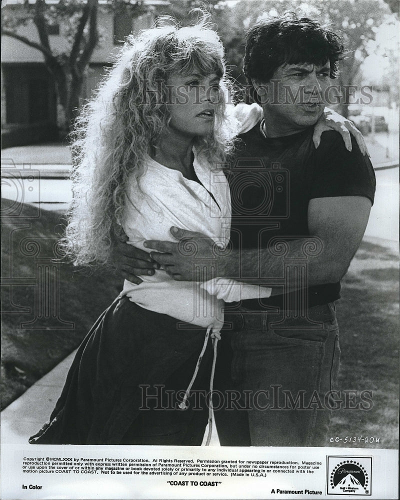 1980 Press Photo Coast To Coast Film Dyan Cannon Robert Blake Embrace Scene- Historic Images