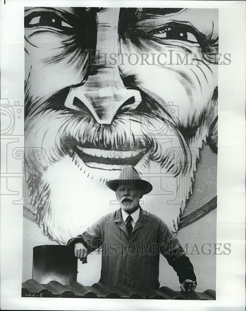 1985 Press Photo Bill Kerr in &quot;The Coca-Cola Kid&quot;- Historic Images