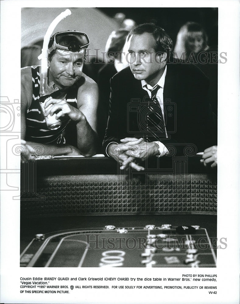 1997 Press Photo Randy Quiad &amp; Chevy Chase star in &quot;Vegas Vacation&quot; - Historic Images