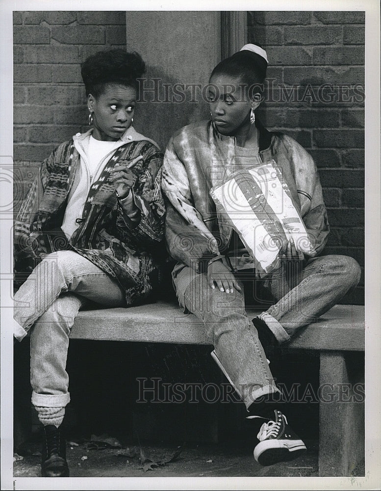 1990 Press Photo Ericka Alexander and Karen Malina in NBC-TV &quot;Cosby Show&quot;.- Historic Images