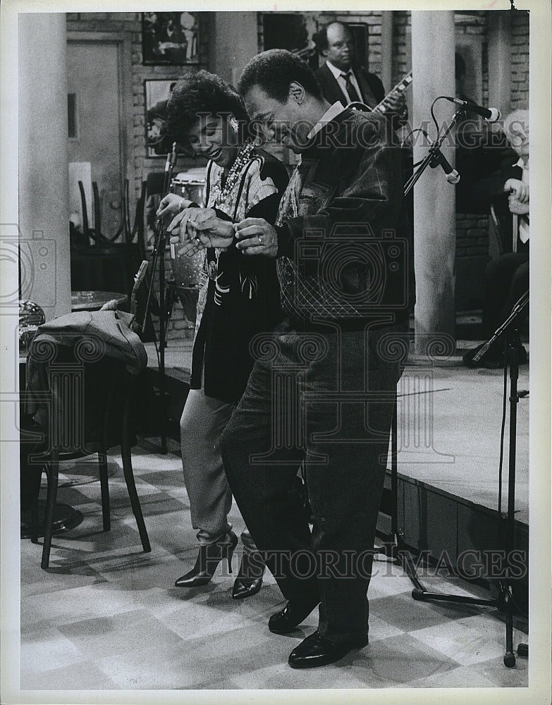 1986 Press Photo Bill Cosby and Phylicia Rashad in NBC-TV&#39;s &quot;The Cosby Show&quot;.- Historic Images