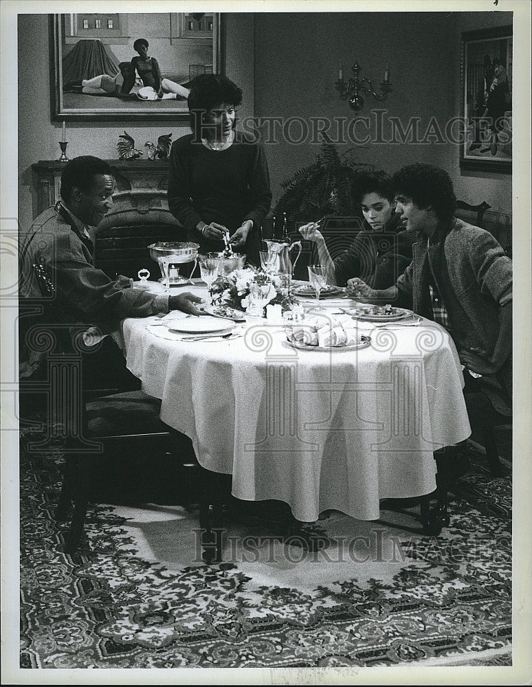 1984 Press Photo Actor Bill Cosby &amp; Cast of &quot;The Cosby Show&quot;- Historic Images