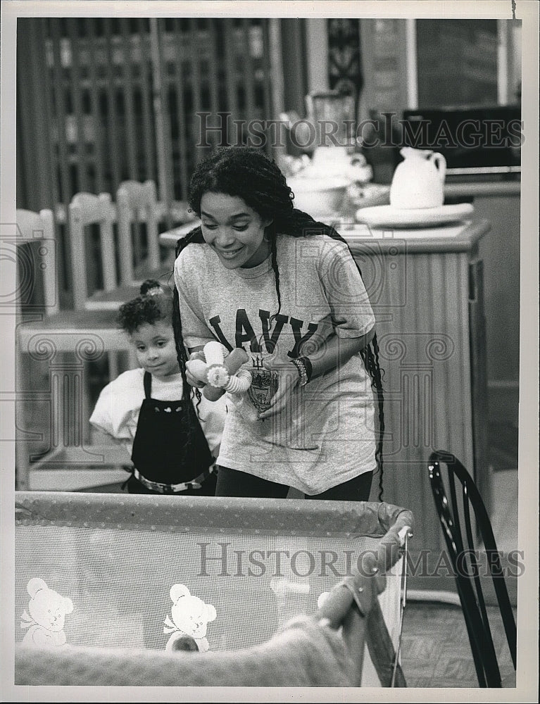 1989 Press Photo Lisa Bonet and Raven-Symone in &quot;The Bill Cosby Show&quot;.- Historic Images