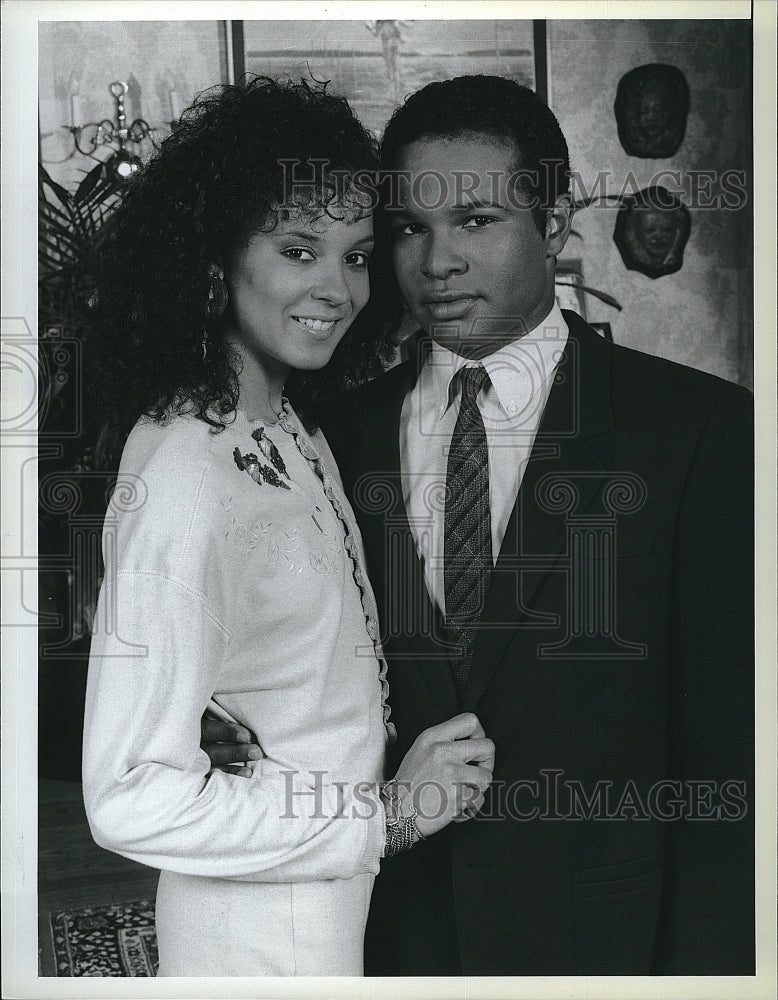 1987 Press Photo Sabrina Le Beauf and Geoffrey Owens in &quot;The Cosby Show&quot;.- Historic Images