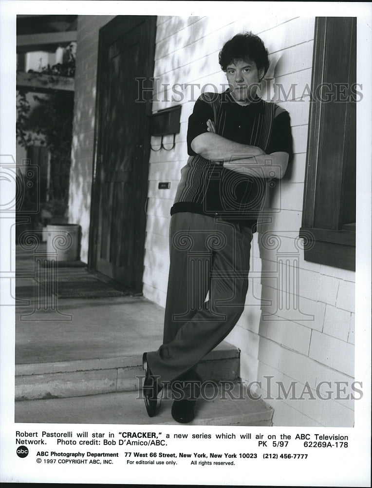 1997 Press Photo Robert Pastorelli in Cracker- Historic Images