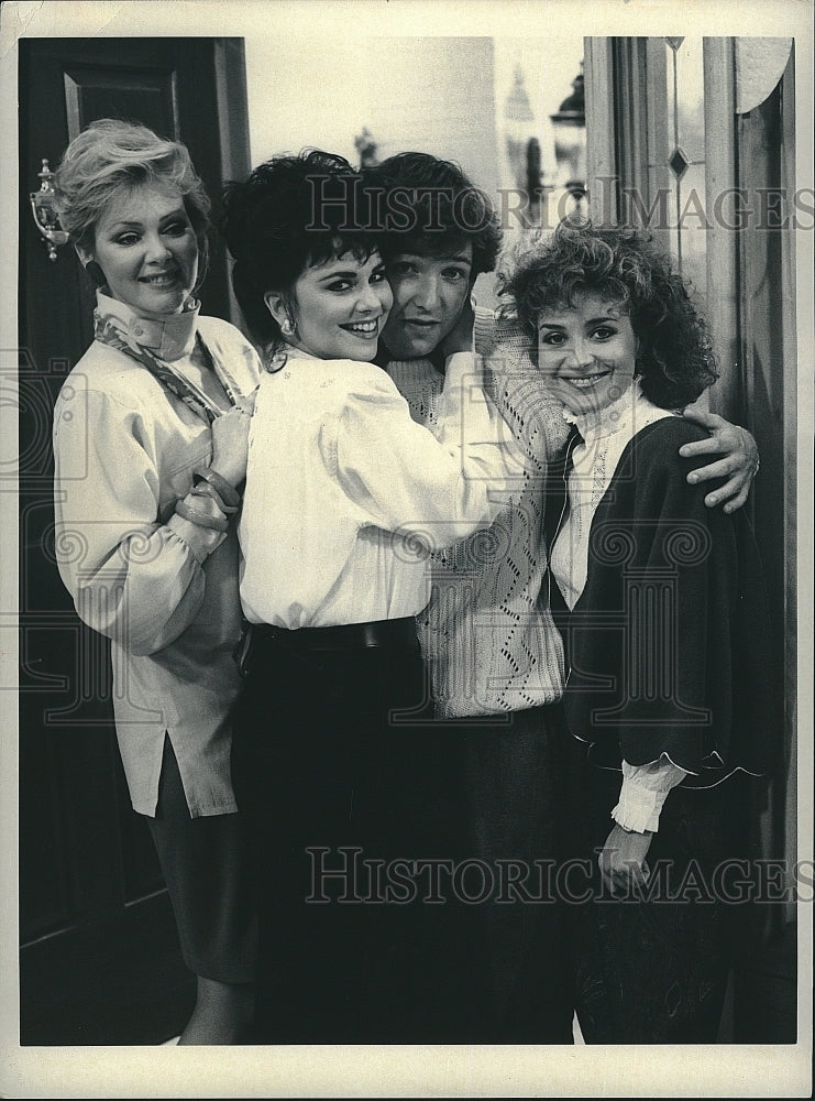 1986 Press Photo Actress Delta Burke &amp; Cast Members of &quot;Designing Women&quot;- Historic Images