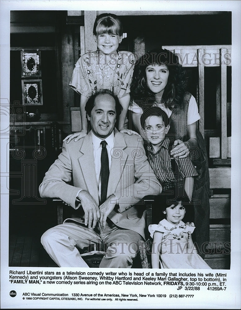 1988 Press Photo Actor Richard Libertini &amp; Cast of &quot;Family Man&quot;- Historic Images