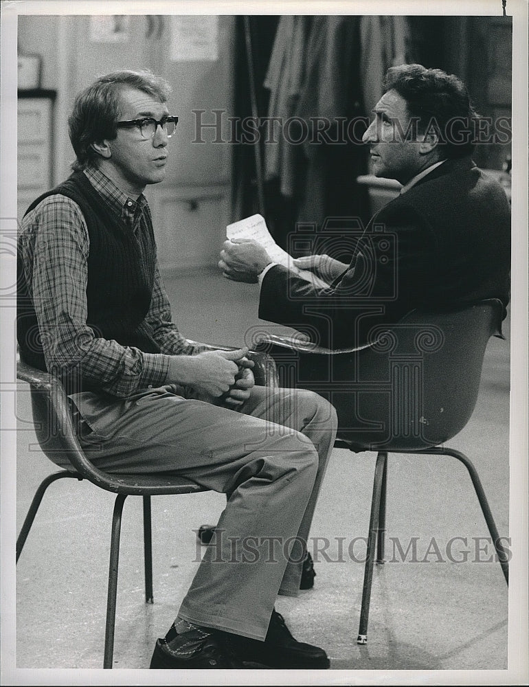 1989 Press Photo Actors Judd Hirsch &amp; Harry Groener in &quot;Dear John&quot;- Historic Images