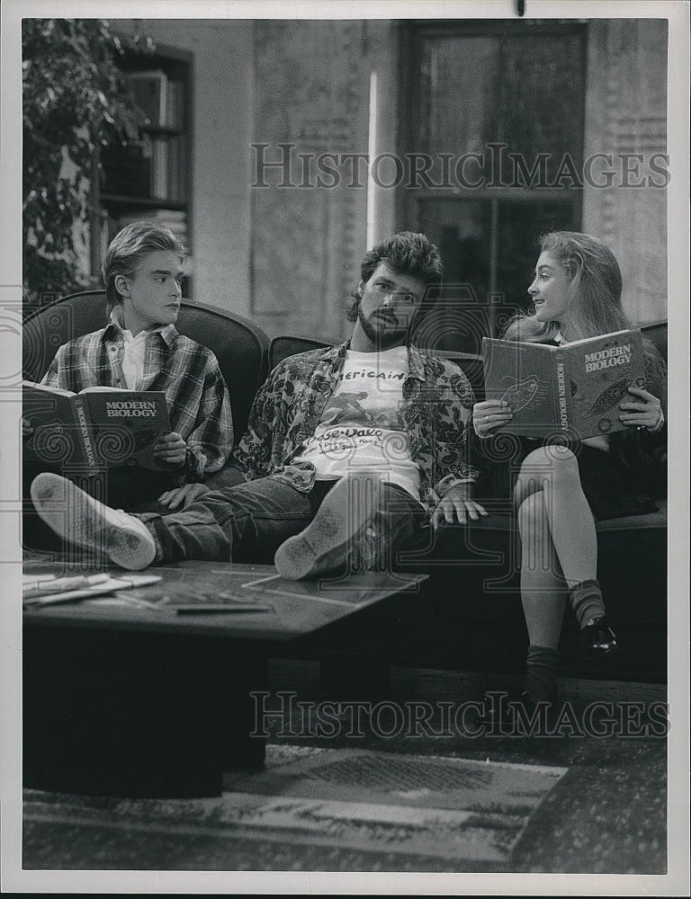 1988 Press Photo Greg Evigan &amp; Staci Keanan in a Scene from &quot;My Two Dads&quot; on NBC- Historic Images