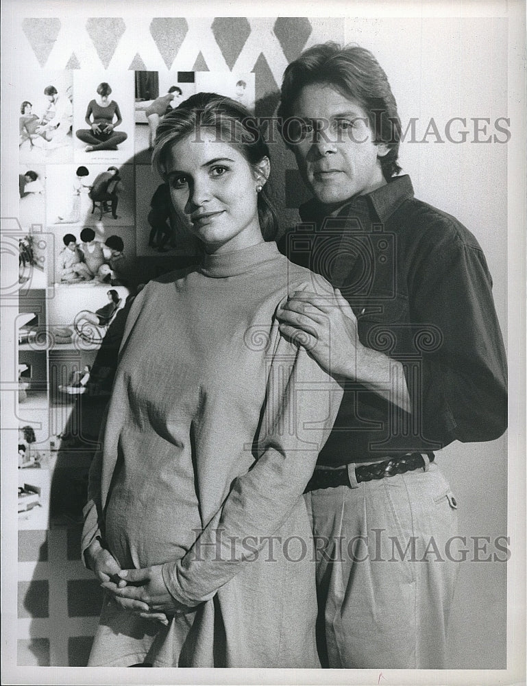 1990 Press Photo Actor Gary Cole and Wendy Kilbourne in &quot;Midnight Caller&quot;- Historic Images