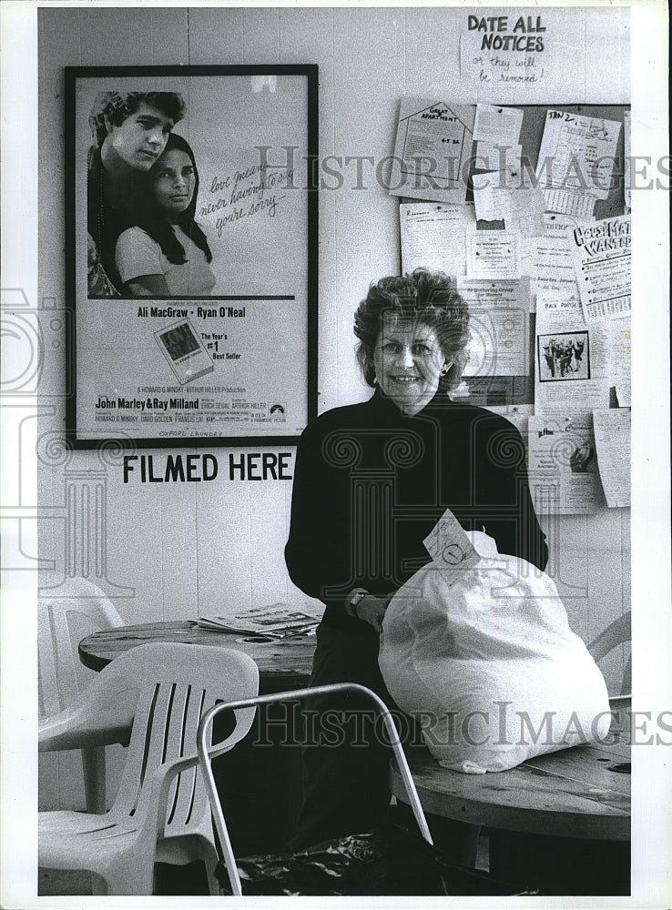 1991 Press Photo Annie McGinnity, Oxford Street Laundromat, Love Story Film Site- Historic Images