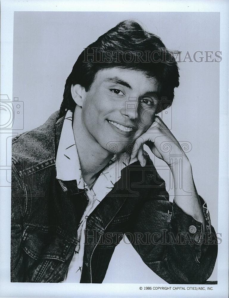 1996 Press Photo Actor Eddie Castrodad In &quot;Dads&quot; - Historic Images