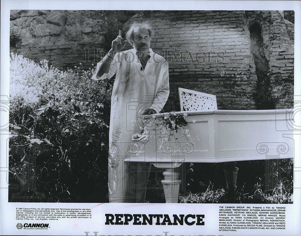 1987 Press Photo Scene From Movie &quot;Repentance&quot;- Historic Images