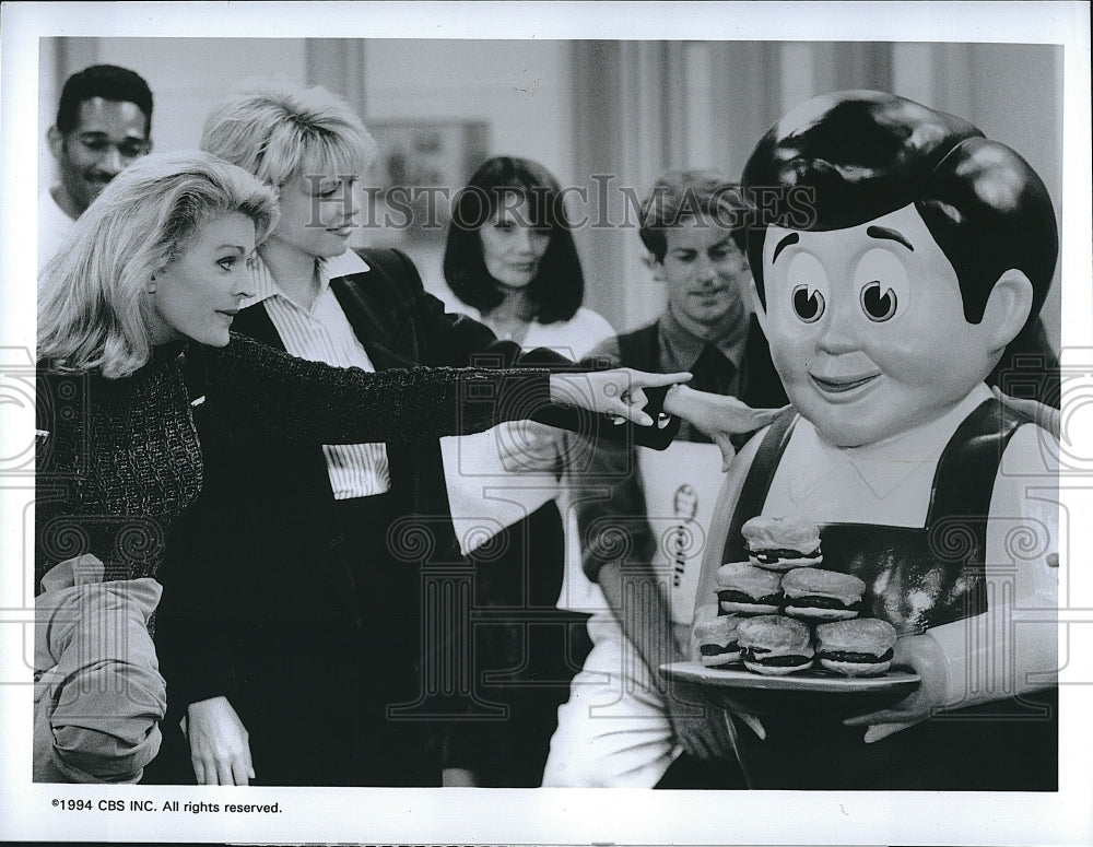 1994 Press Photo Candice Bergen, Faith Ford, "Big Boy" on "Murphy Brown"- Historic Images