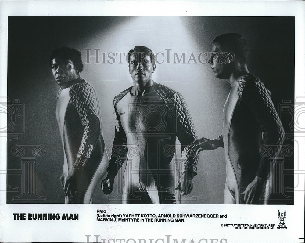 1987 Press Photo Actor Yaphet Kotto, Arnold Schwarzenegger, and Marvin J.- Historic Images