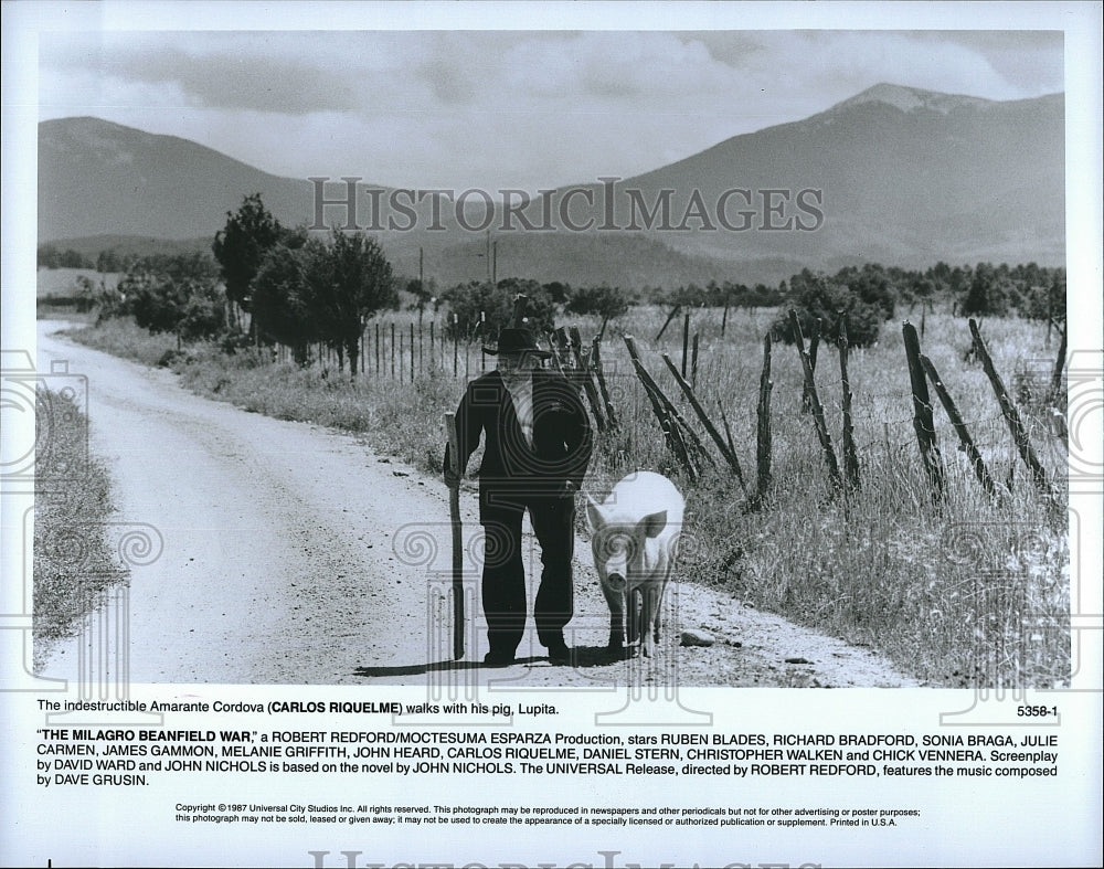 1987 Press Photo Carlos Riquelme in &quot;The Milagro Beanfield War&quot;- Historic Images