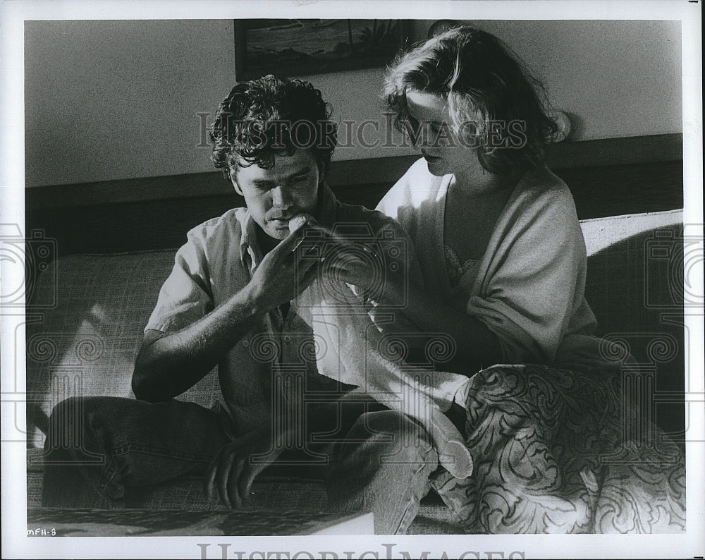 Press Photo Kevin Anderson &amp; Penelope Ann Miller star in &quot;Miles From Home&quot; - Historic Images