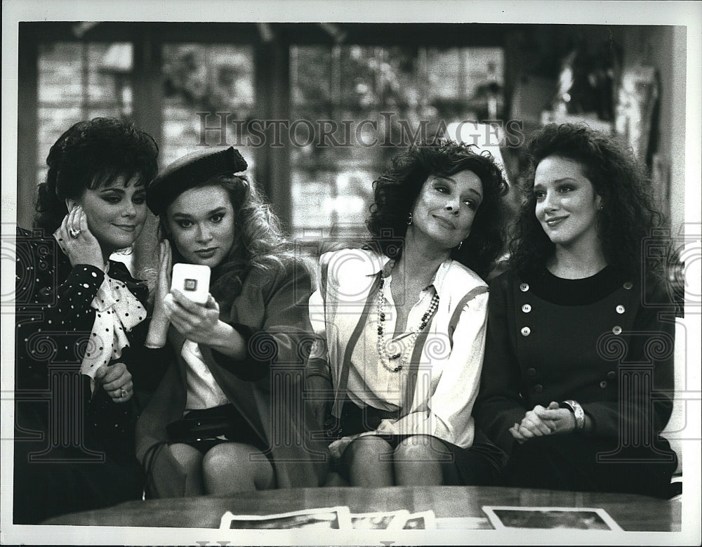 1989 Press Photo Actress Delta Burke &amp; Dixie Carter In &quot;Designing Women&quot;- Historic Images