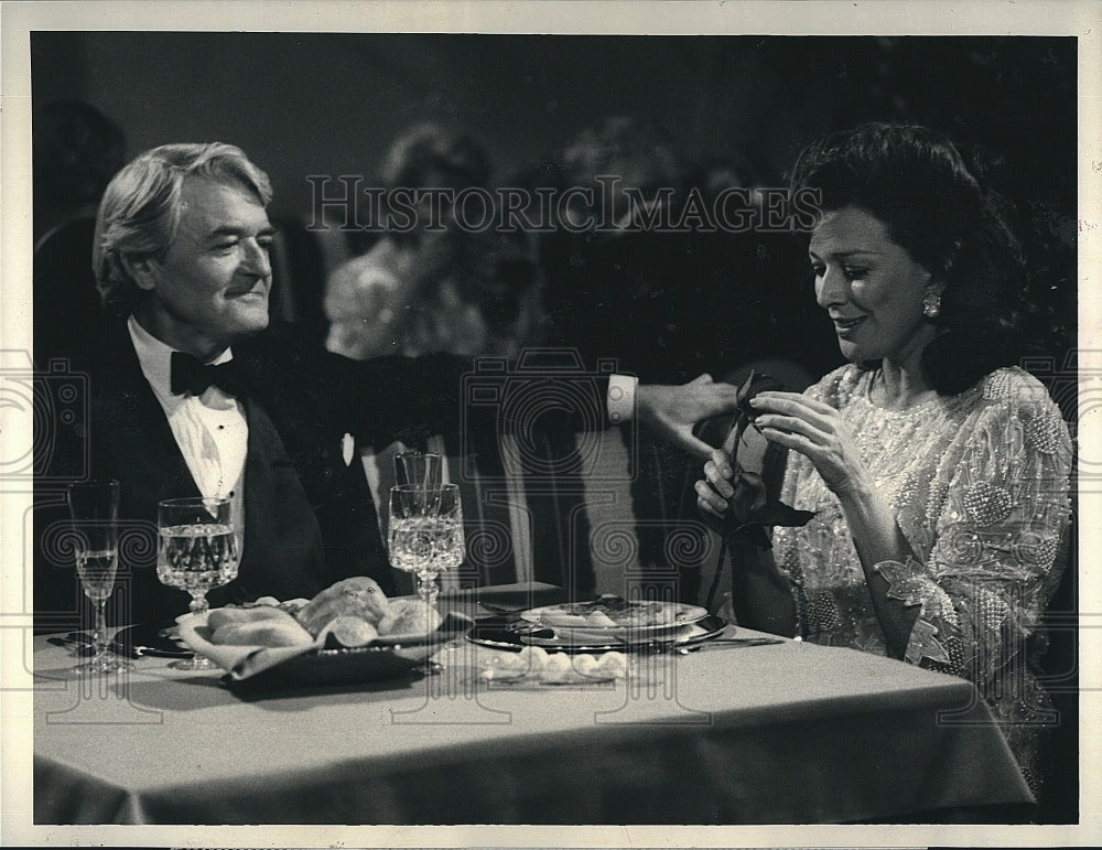 1986 Press Photo Actresses Dixie Carter &amp; Hal Holbrook in &quot;Designing Women&quot;- Historic Images