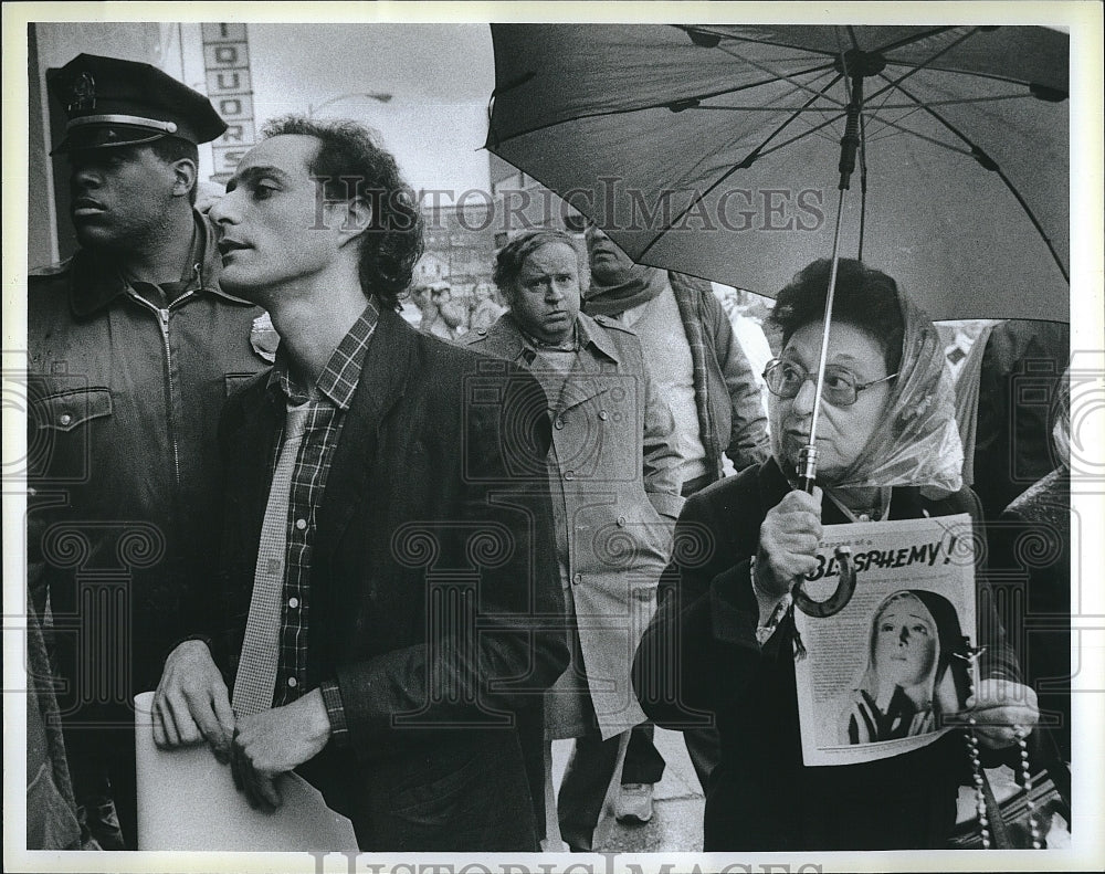 1985 Press Photo Theater Manager Mark Sommer Talks With Police During Protest- Historic Images