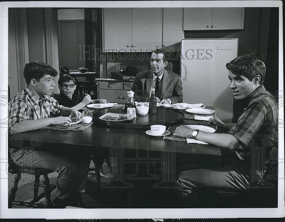 1965 Press Photo Stanley and Barry Livingston and Fred MacMurray &quot;My Three Sos&quot;- Historic Images