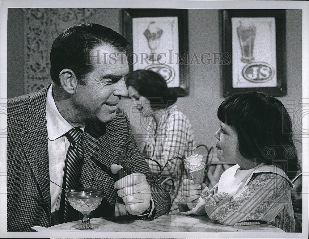 1969 Press Photo Fred MacMurray and Dawn Lyn in &quot;My Three Sons&quot;- Historic Images