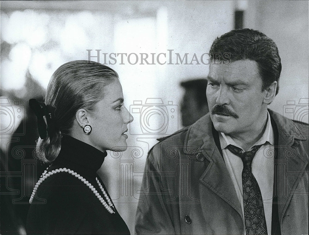 1987 Press Photo Actor Stacy Keach, Marisa Roebuck In The New Mike Hammer- Historic Images