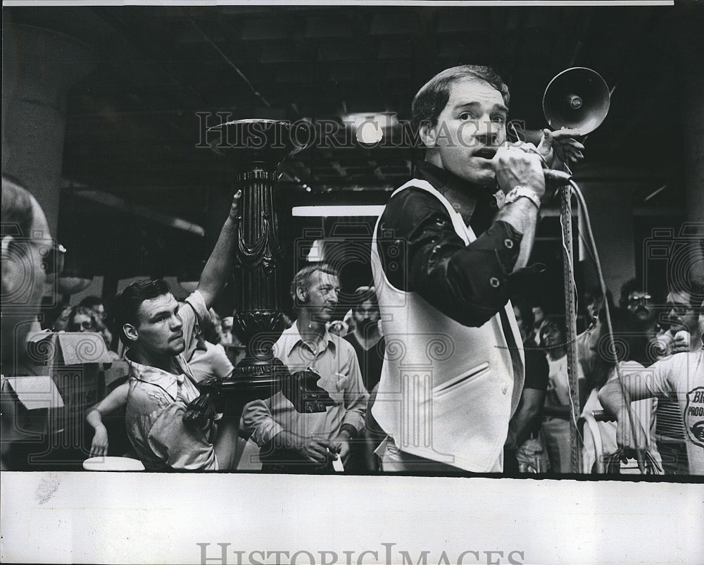 1978 Press Photo Auctioneer Ron Bassill &amp; movie props on sale- Historic Images