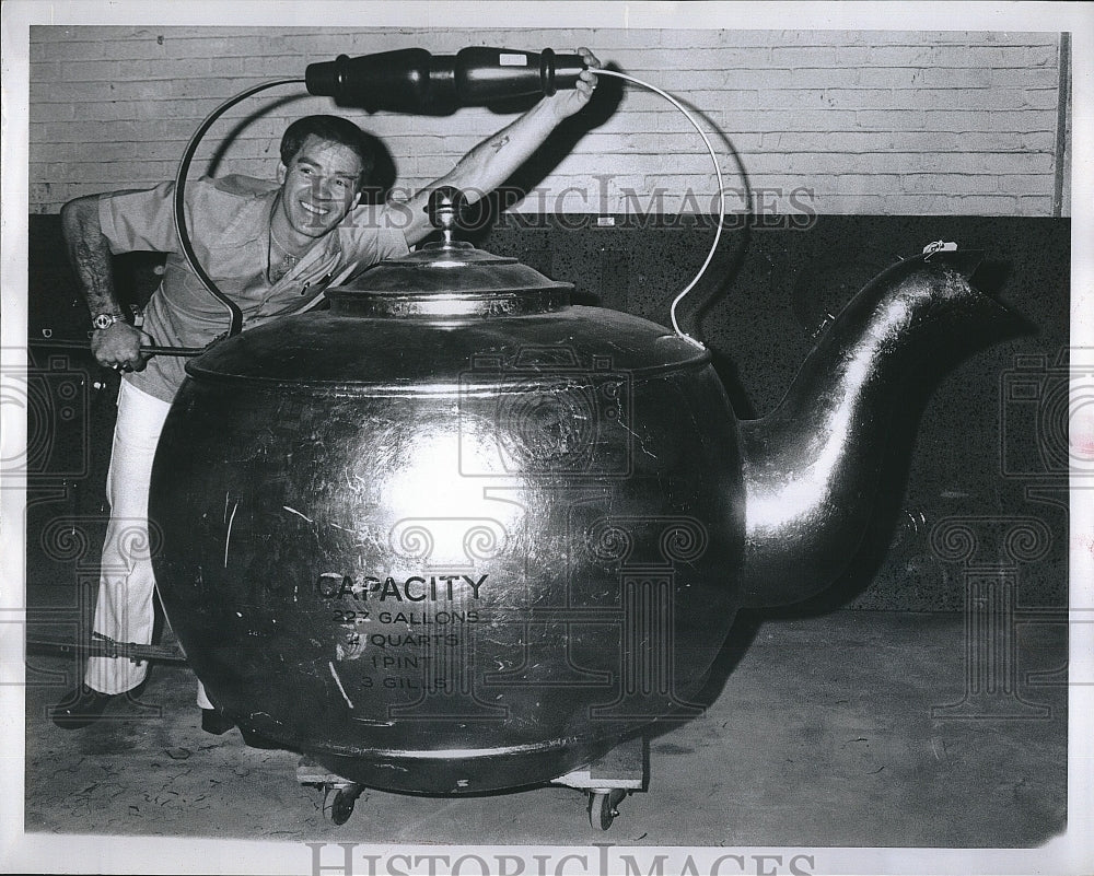 1978 Press Photo Large Teapot Prop from Film &quot;The Brinks Job&quot;- Historic Images