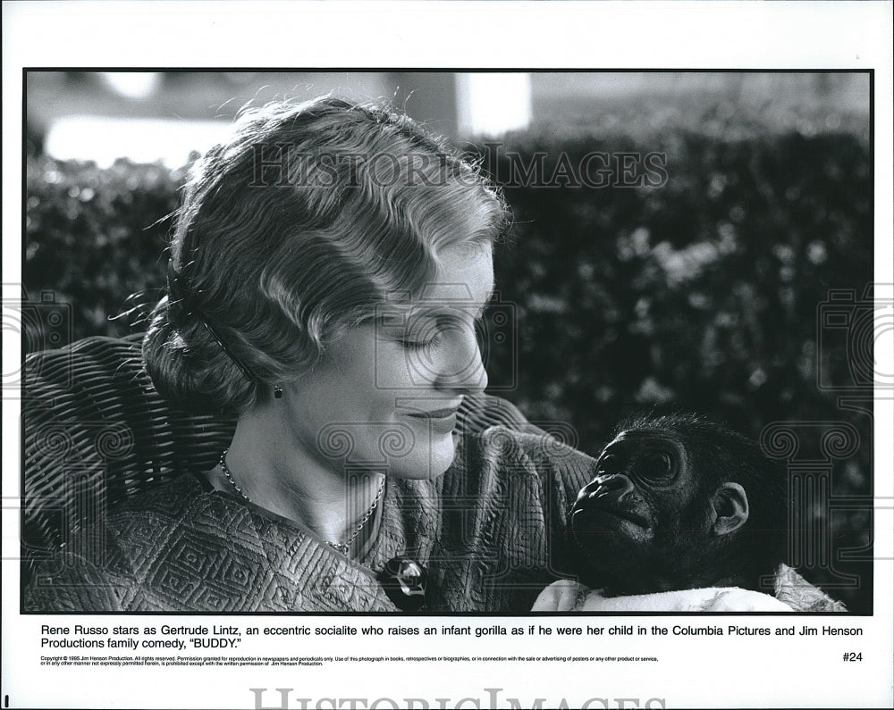 1995 Press Photo Actress Rene Russo In Buddy, Infant Gorilla- Historic Images