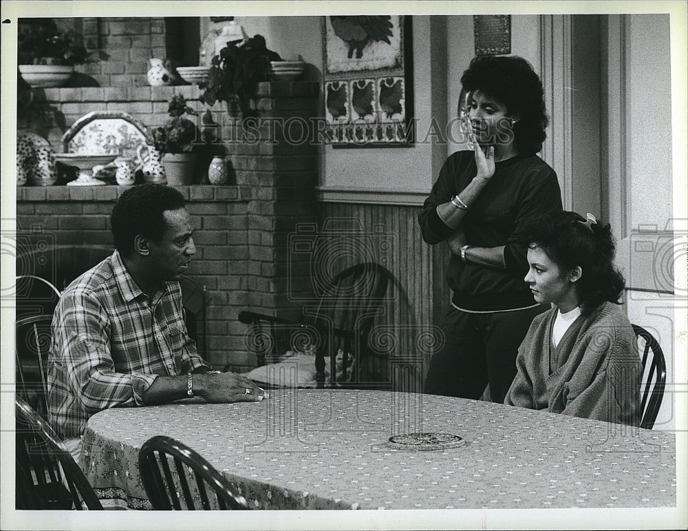 1987 Press Photo Actor Bill Cosby &amp; Phylicia Rashad in &quot;The Cosby Show&quot;- Historic Images