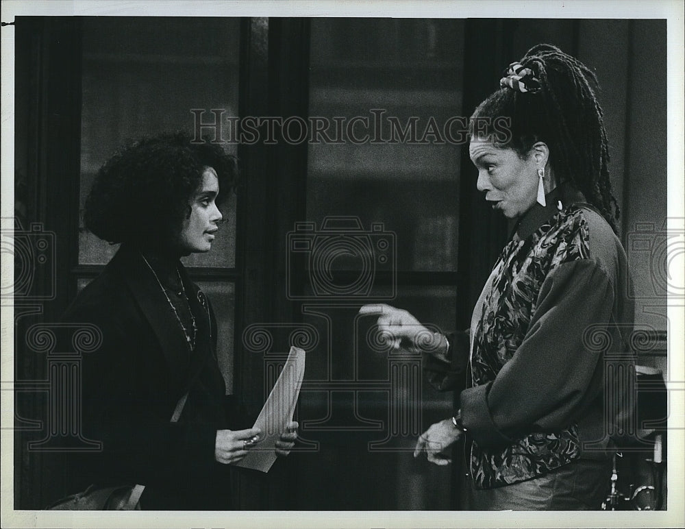 1986 Press Photo Lisa Bonet and Rosalind Cash in &quot;The Cosby Show&quot;- Historic Images