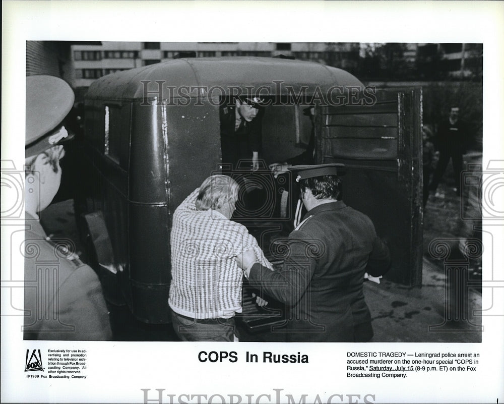 1989 Press Photo Accused Murderer Arrested &quot;Cops in Russia&quot;- Historic Images