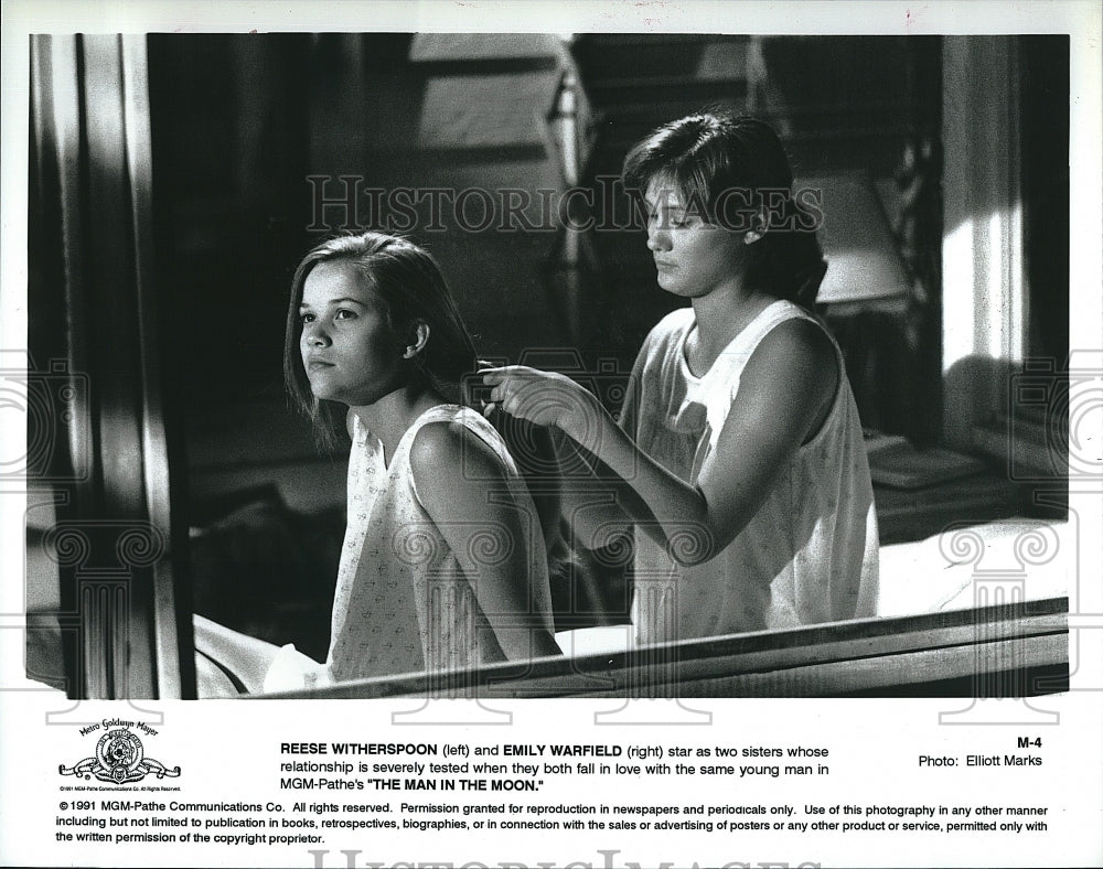 1991 Press Photo Reese Witherspoon and Emily Warfield in &quot;The Man in the Moon&quot;- Historic Images