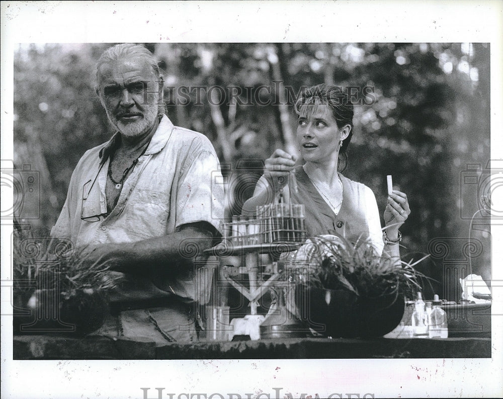 1992 Press Photo Sean Connery and Lorraine Bracco in &quot;Medicine Man&quot;- Historic Images