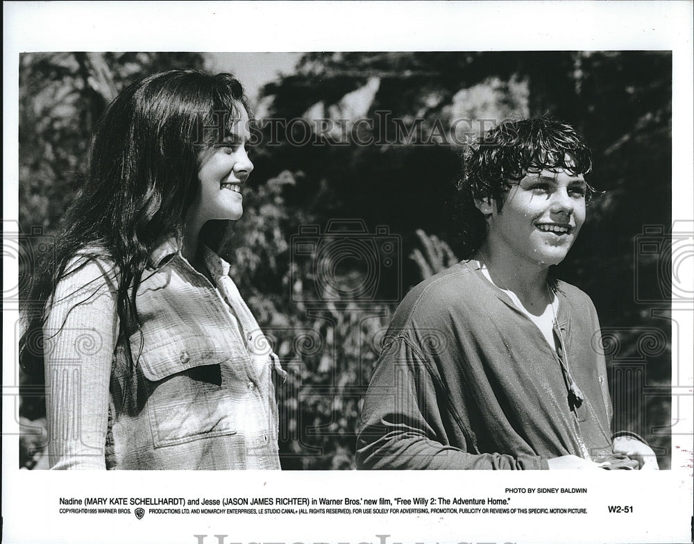 1995 Press Photo Mary Kate Schellhardt &amp; Jason James Richter In &quot;Free Willy 2&quot;- Historic Images