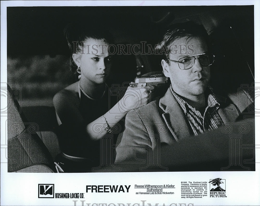 1996 Press Photo Reese Witherspoon &amp; Kiefer Sutherland Star In &quot;Freeway&quot;- Historic Images