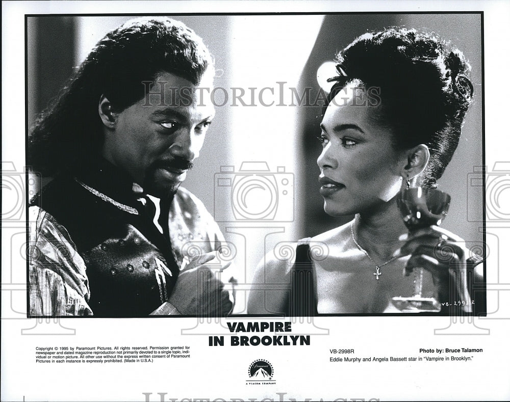 1995 Press Photo Eddie Murphy and Angela Bassett in "Vampire in Brooklyn"- Historic Images