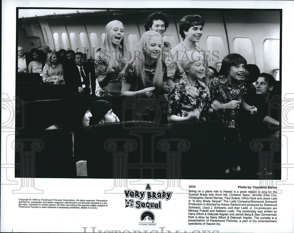 1996 Press Photo The Stars Of &quot;A Very Brady Sequel&quot; Sing Aboard A Plane- Historic Images