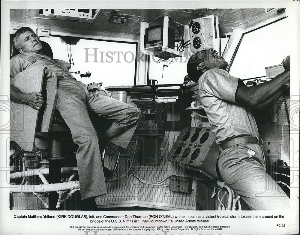 1980 Press Photo Kirk Douglas and Ron O&#39;Neal in Final Countdown- Historic Images