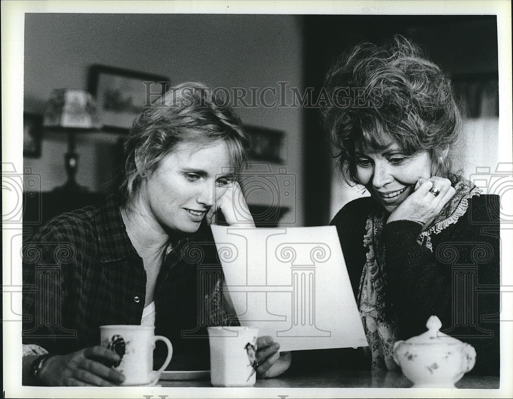 1988 Press Photo Actress Ann Wedeworth &amp; Tess Parker in &quot;Far North&quot;- Historic Images