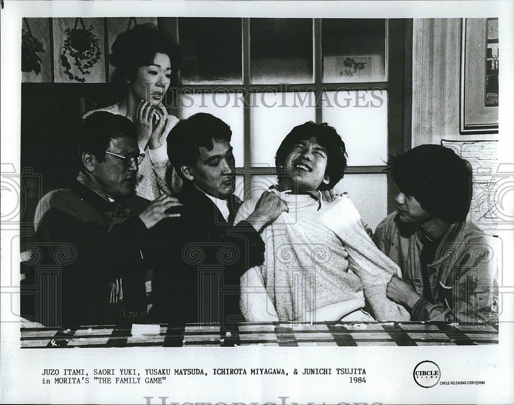 1984 Press Photo Actor Juzo Itami &amp; Saori Yuki in &quot;The Family Game&quot;- Historic Images