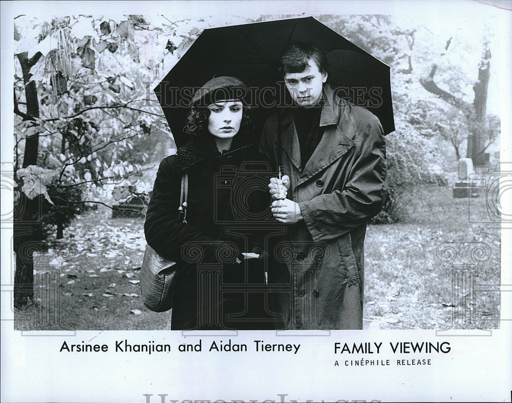 Press Photo Arsinee Khanjian &amp; Aidan Tierney in &quot;Family Viewing&quot;- Historic Images