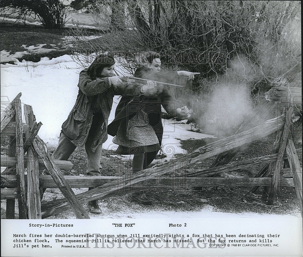 1968 Press Photo Scene From &quot;&quot;The Fox&quot; Two Women Shooting at Fox- Historic Images