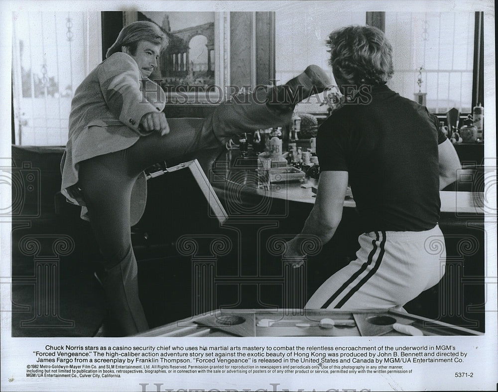 1982 Press Photo Chuck Norris "Forced Vengeance"- Historic Images