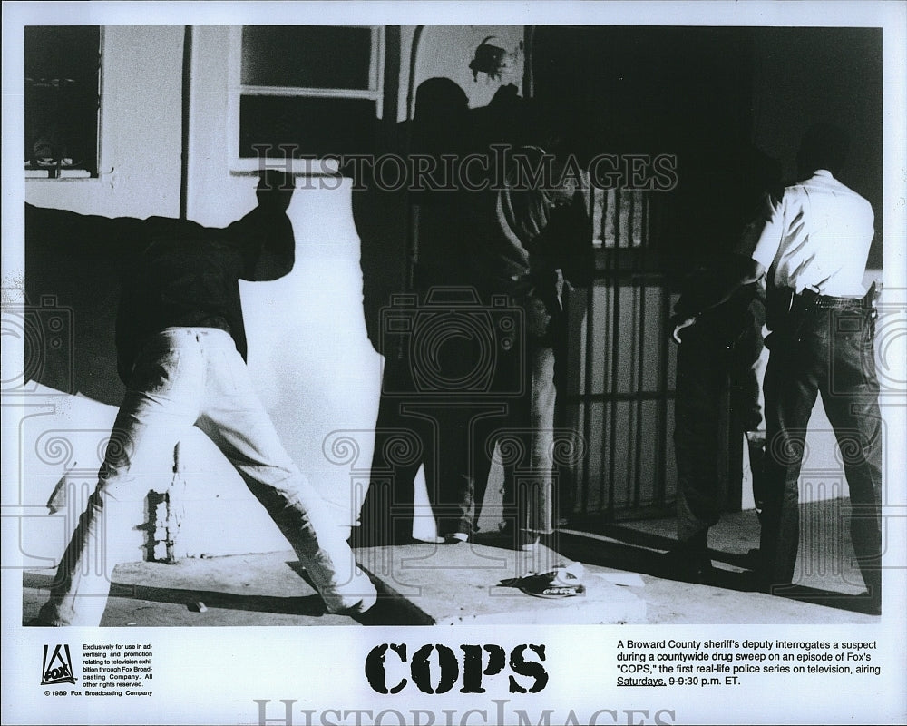 1989 Press Photo A Broward County Sheriff&#39;s Deputy interrogates a suspect &quot;COPS&quot;- Historic Images