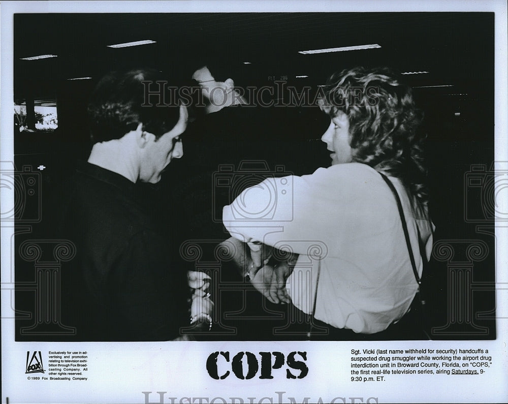 1989 Press Photo Sgt. Vicki working the airport drug interdiction unit on &quot;COPS&quot;- Historic Images