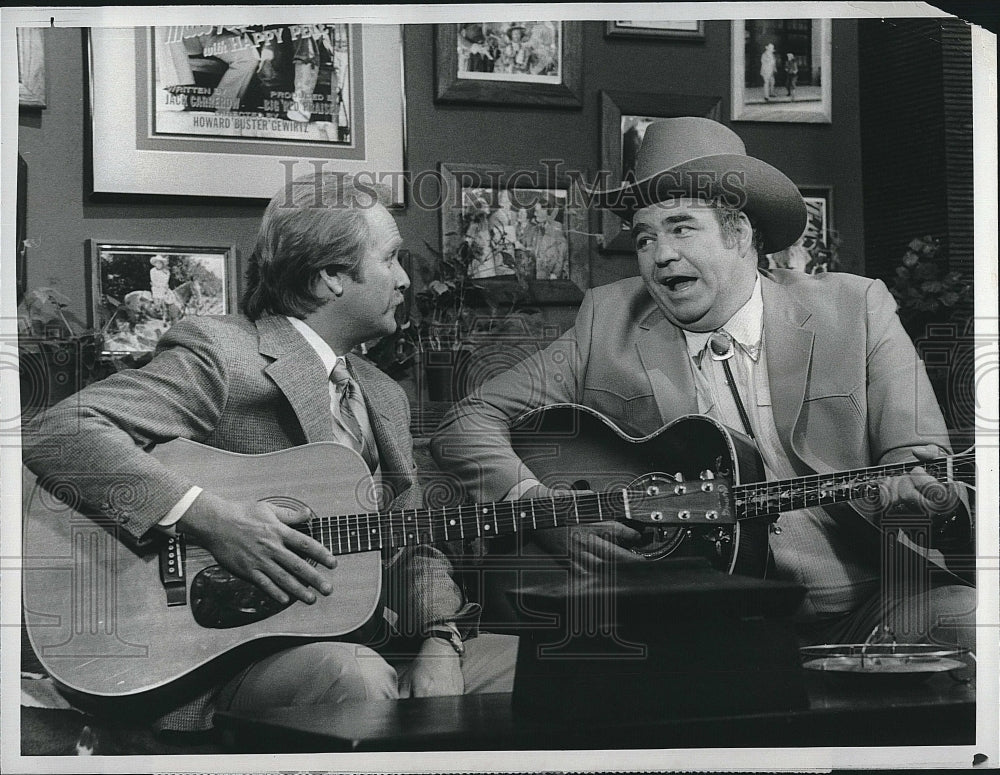 1983 Press Photo Martin Mull, Hoyt Axton &quot;Domestic Life&quot;- Historic Images