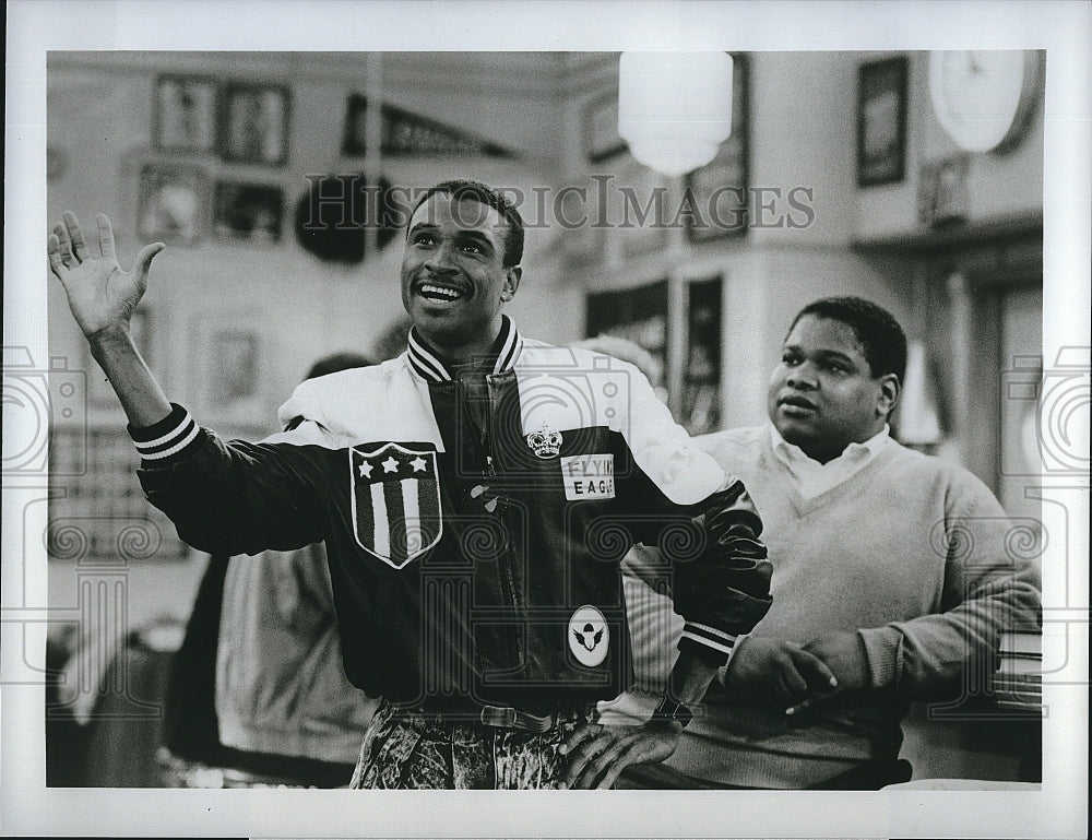 1987 Press Photo Actors Tommy Davidson &amp; Paul Bates in &quot;Coming to America&quot;- Historic Images