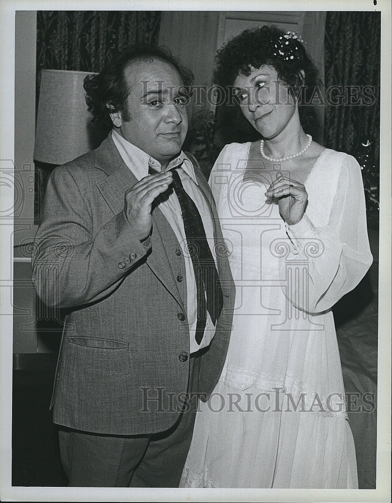 1982 Press Photo Rhea Perlman, Danny DeVito &quot;Taxi&quot;- Historic Images